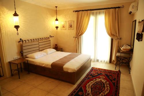帕塔拉达达诺斯酒店的一间卧室设有一张床和一个大窗户