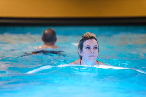 格雷兴阿克提弗汉尼加尔普Spa酒店的妇女在游泳池游泳