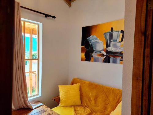 孔斯坦萨Villas Montelindo的客厅配有黄色沙发和绘画作品