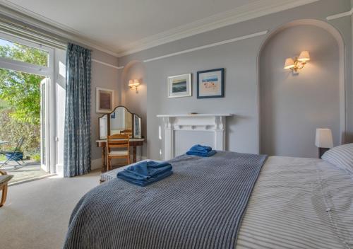 Saint LevanSundowner的一间卧室配有一张带蓝色毛巾的床