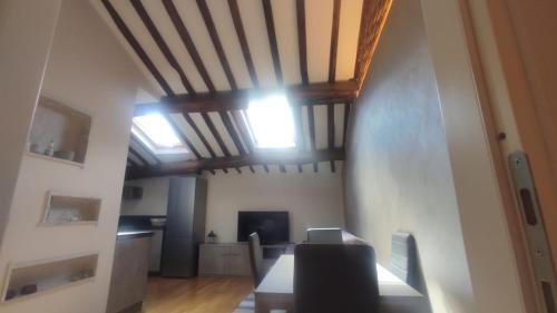 莱里奇CASA DI EDWYN的客厅设有木制天花板和桌子
