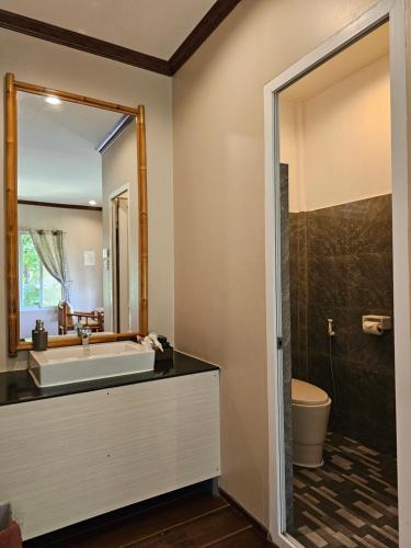 万荣比尔林别墅旅馆的一间带水槽和淋浴的浴室