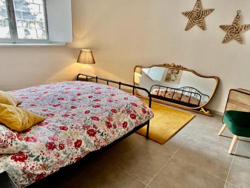 卢卡Appartamento 109 con giardino esclusivo的一间卧室配有一张床和镜子
