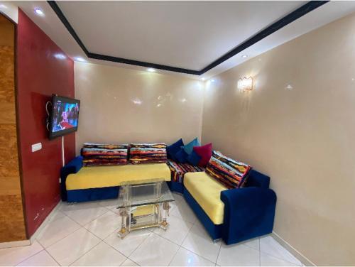塞拉appartement luxueux à Rabat的一间设有两张床和一台电视的房间