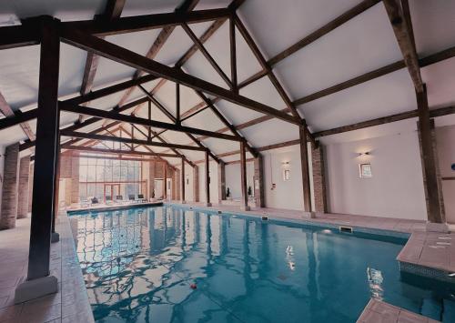 南凯夫Cave Castle Hotel的大型游泳池设有大型天花板