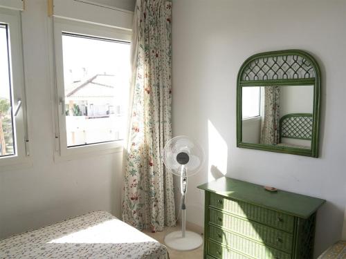 萨阿拉德洛斯阿图内斯Casa del Mar的一间卧室配有绿色梳妆台和镜子