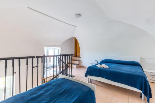 普罗奇达La TERRAZZA sul GIARDINO的一间带两张床的卧室和一个阳台