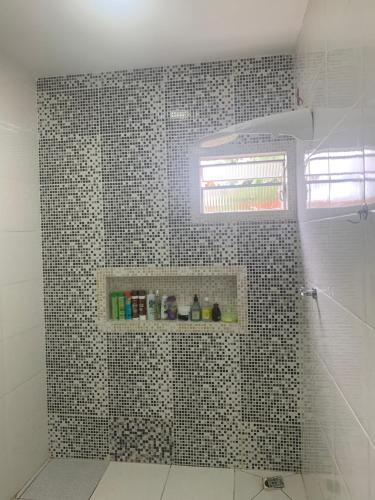 帕林廷斯Casa chácara para alugar no período do festival de Parintins的浴室铺有黑白瓷砖,设有淋浴。