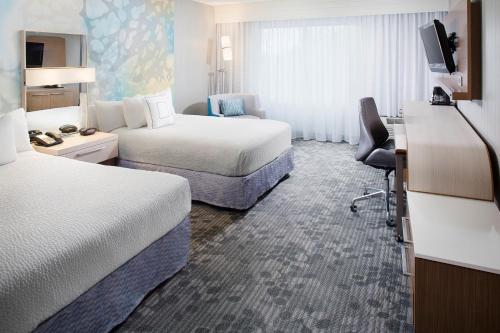 桑兹顿里士满机场万怡酒店的酒店客房配有两张床和一张书桌