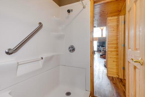 LewisburgLake Malone Vacation Rental with Hot Tub!的浴室配有白色浴缸和淋浴。