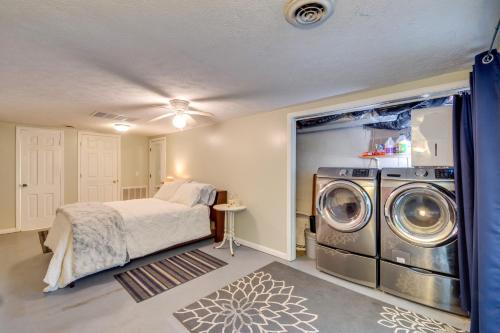 LewisburgLake Malone Vacation Rental with Hot Tub!的一间卧室配有一张床和一台洗衣机