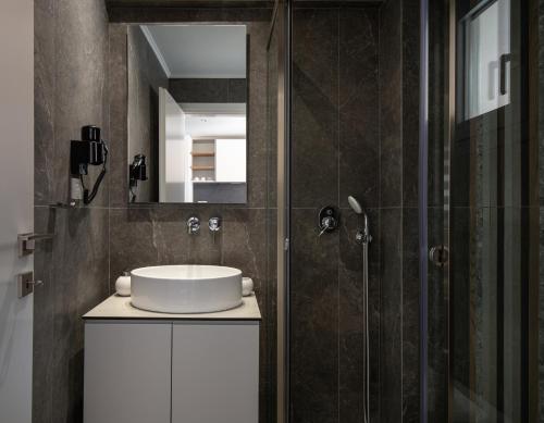 萨尔蒂Exclusive Villas Pappas的一间带水槽和淋浴的浴室