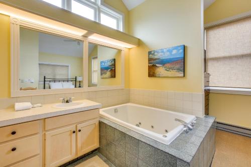 格伦阿伯Glen Arbor Vacation Rental with Views of Lake!的带浴缸和盥洗盆的浴室