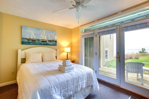 格伦阿伯Glen Arbor Vacation Rental with Views of Lake!的一间卧室设有一张床和一个滑动玻璃门