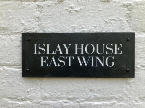 PencaitlandISLAY House,Comfortable Home with private garden, Pencaitland, East Lothian, Scotland的墙上的标志,上面写着“留在房子东侧”