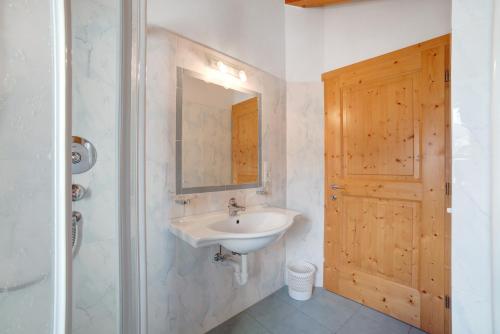 布尔古斯奥Ferienwohnungen Zwick Valarga的一间带水槽和镜子的浴室