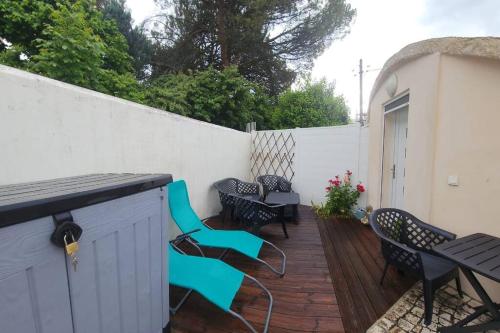波城La Maison des Schtroumpfs的一个带桌椅的庭院和白色的围栏