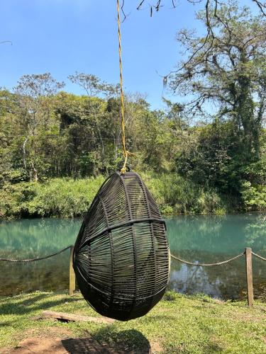 科尔多瓦Rancho tres Marías的挂在河边绳子上的黑色篮子