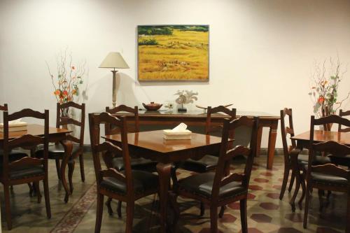 日惹格拉哈吉纳斯赫科塔巴鲁酒店的一间带桌椅的用餐室