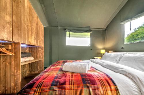 赫里福德Nature's Nest的一间卧室配有一张带铺着平底毯的床