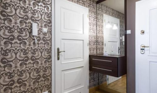克拉科夫Royal Parkside的浴室设有白色门和水槽
