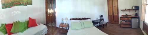 拉巴斯La Soñada的客房设有一张带色彩缤纷枕头的床。