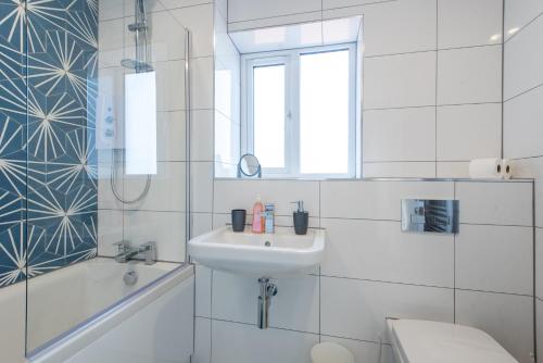 唐克斯特No 205的白色的浴室设有水槽和卫生间。