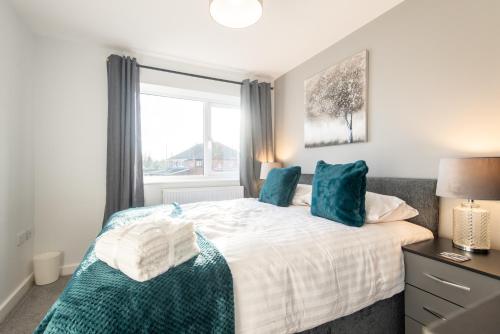 唐克斯特No 205的一间卧室配有一张带蓝色枕头的床和一扇窗户。