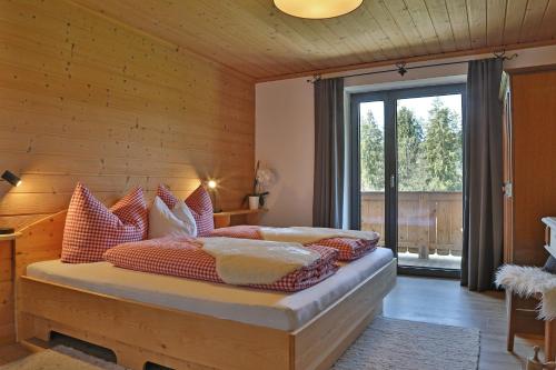 基茨比厄尔Landhaus Barbara的一间卧室配有红色和白色枕头的床