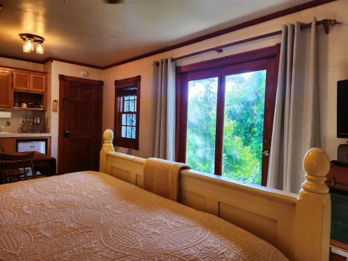 朱利安Oak Hill Inn的一间卧室设有一张床和一个大窗户