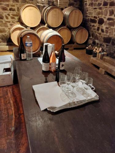 维列莫尔贡Domaine de Fond Chatonne的桌子上放着眼镜和瓶装葡萄酒
