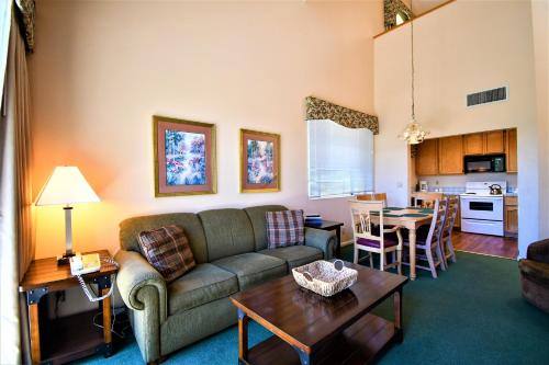 箭头湖箭头湖北湾酒店的客厅配有沙发和桌子