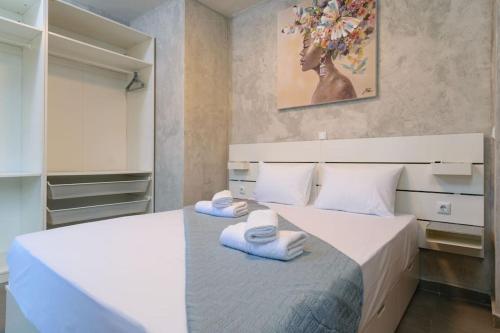 MourniaíKonstantinos , luxury maisonette in Chania的一间卧室配有两张带毛巾的床
