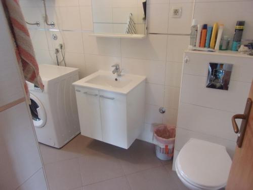 杜布罗夫尼克Rooms Port的白色的浴室设有水槽和卫生间。