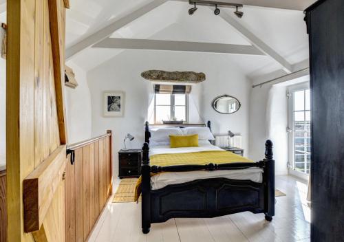 森嫩The Byre - Sennen的一间卧室配有一张黄色床罩的床