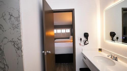 圣克鲁兹SeaSide Inn & Suites的一间带水槽和镜子的浴室