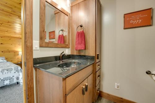 西普谢瓦纳Cozy Haven of Rest Home with Amish Country Views!的一间带水槽和镜子的浴室