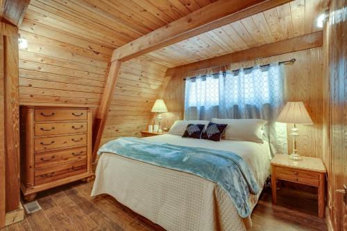 哥伦比亚Lakefront A-Frame Cabin with Community Perks的小木屋内一间卧室,配有一张床
