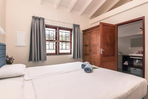 威廉斯塔德ABC Lodges Curacao的卧室设有一张白色大床和一扇窗户。