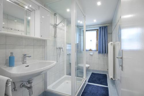 多弗加斯坦Haus Knapp Apartment的白色的浴室设有水槽和淋浴。