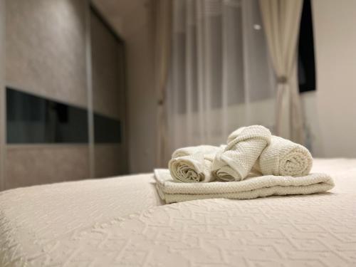 斯科普里Maria's Elite Luxury Apartment Skopje的床上的一大堆毛巾
