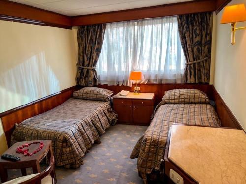 开罗Prince Omar的酒店客房设有两张床和窗户。