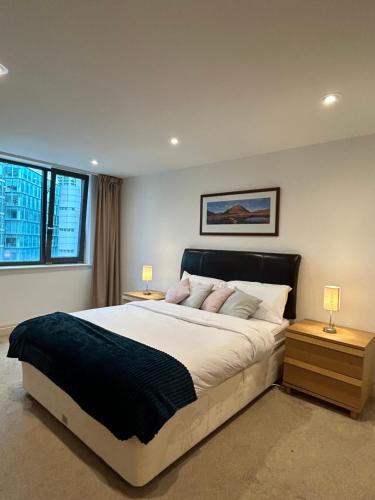 伦敦New Beautiful Lux Apartment的一间卧室配有一张带2个床头柜的大床
