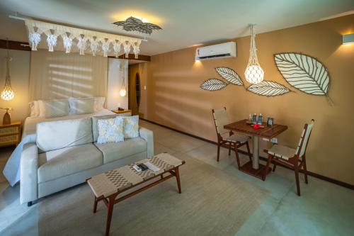 普拉亚多斯卡内罗斯卡尔内鲁斯海滩旅馆的客厅配有沙发和桌子