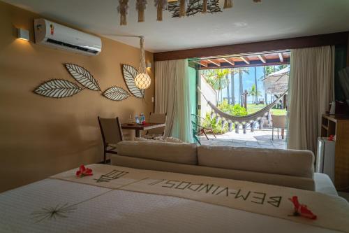 普拉亚多斯卡内罗斯卡尔内鲁斯海滩旅馆的一间卧室配有一张床,享有庭院的景色