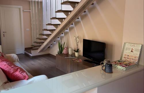 伊莫拉La Nicchia的一间带电视和楼梯的客厅