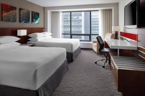 渥太华渥太华市中心万豪德尔塔酒店的酒店客房配有两张床和一张书桌
