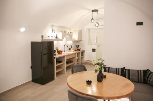 安坡里奥圣托里尼Luxury Canava的一间带桌子的客厅和一间厨房