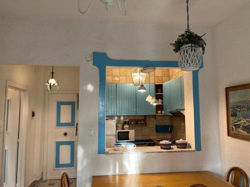 伊斯基亚Santa Caterina的一间厨房,内设蓝色橱柜和一张桌子