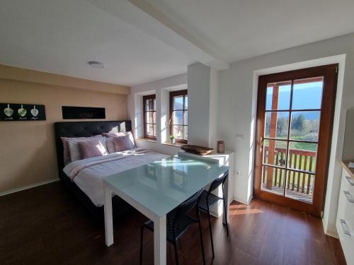 科巴里德毕雅柯布公寓的一间卧室配有一张床、一张桌子和一个窗户。